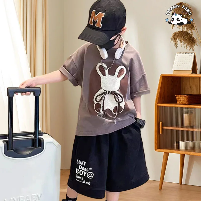 LEZONKIDS - Conjunto de Roupas de Verão para Crianças Meninos Novo Design Camisa com Remendo de Coelho Simples Calção Conjunto Masculino Fashion Moderno